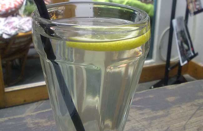 喝柠檬水上火吗?